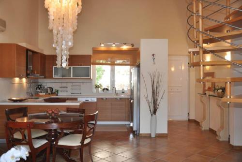Stylish 3-bedroom Flat - Excellent Location.
