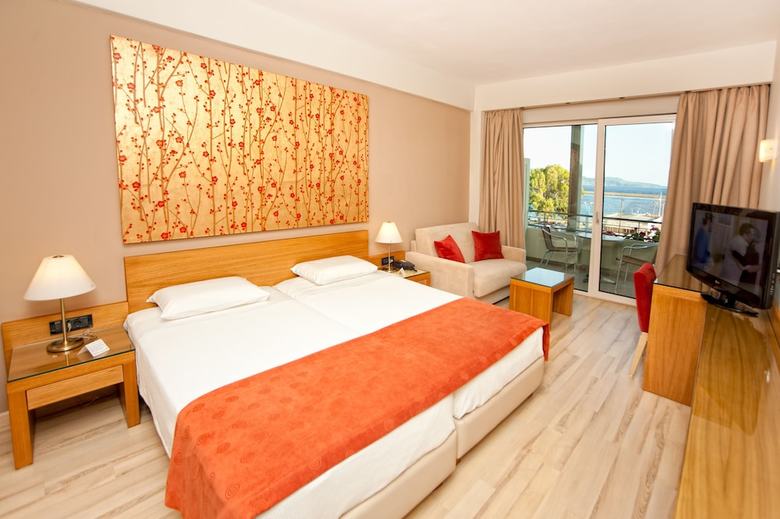 Hotel Pharae Palace