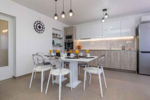 Apartment In Silo/insel Krk 13505