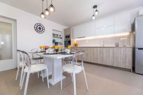 Apartment In Silo/insel Krk 13505