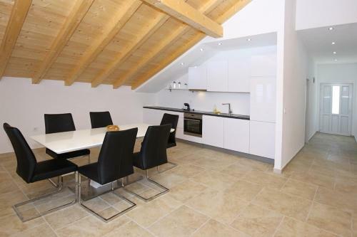 Apartmani Srima/ White House