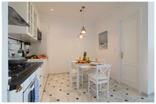 Stylish - Centre Apartment Theatre View