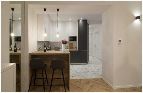 Stylish - Centre Apartment Theatre View