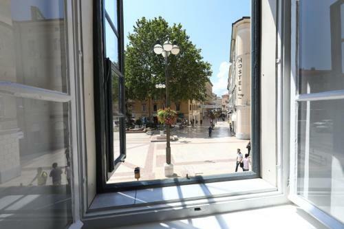 Hostal Odeon Apartment And Rooms