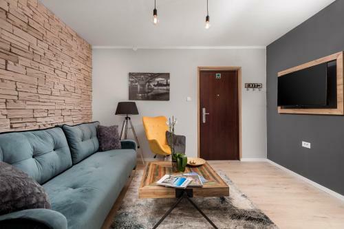4 Season Apartments