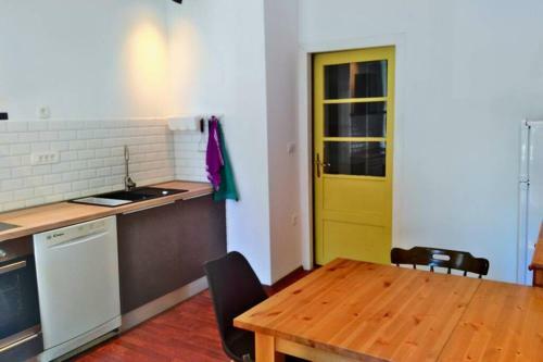 Historic City Center Apartment - 1 Min From Bus