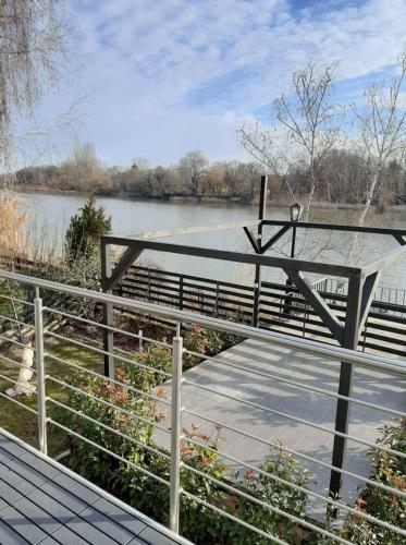 Kis-duna River Apartman