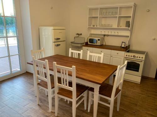 Sz�zesztend?s R�v�szh�z Apartman