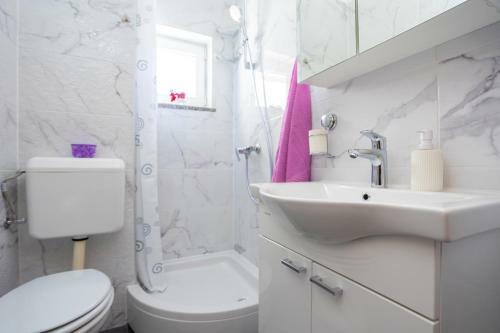 Apartman Luni S Bazenom