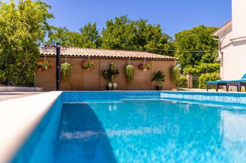 Apartman Luni S Bazenom