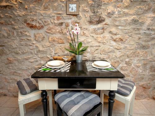 Unique Stone House Apartment