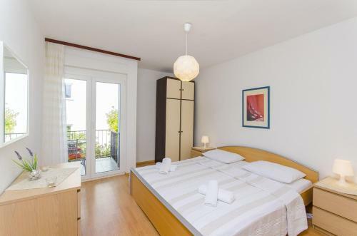 Compelx With Detached House And Spacious Apartment