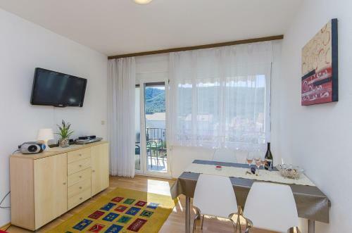 Compelx With Detached House And Spacious Apartment