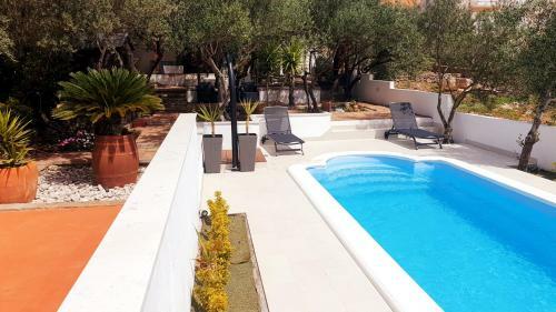 Compelx With Detached House And Spacious Apartment