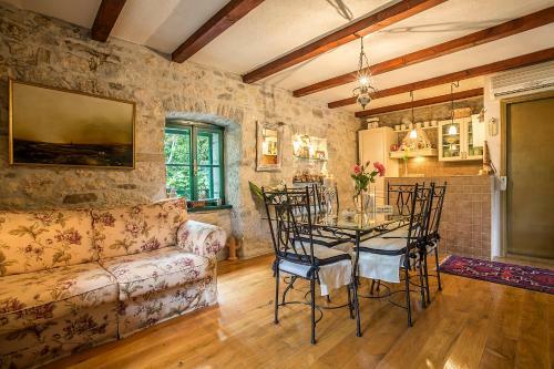 Old Stone Villa Lipa With A Hot Tub Jacuzzi