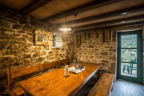 Old Stone Villa Lipa With A Hot Tub Jacuzzi