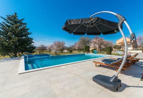 Spacious Villa Vito With Large Pool