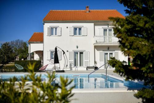 Spacious Villa Vito With Large Pool