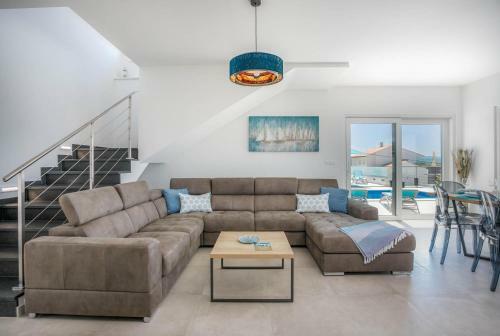 Luxury Villa With Pool, Jacuzzi And Sea View