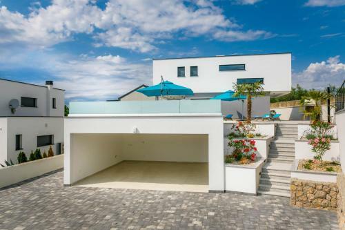 Luxury Villa With Pool, Jacuzzi And Sea View
