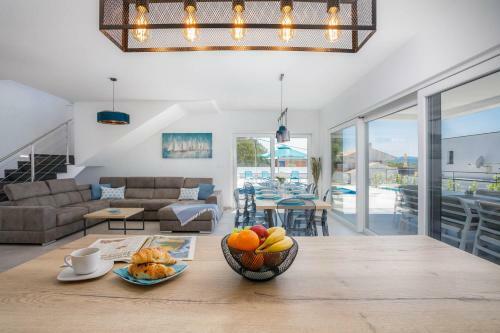 Luxury Villa With Pool, Jacuzzi And Sea View