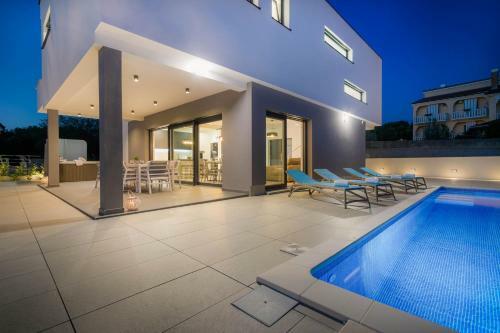 Luxury Villa With Pool, Jacuzzi And Sea View