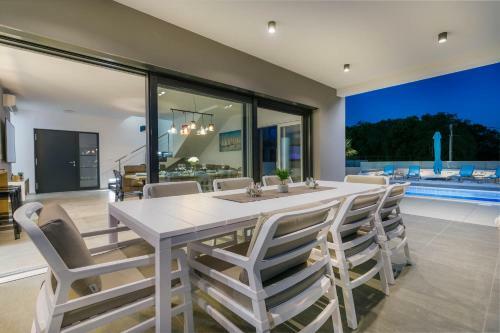 Luxury Villa With Pool, Jacuzzi And Sea View