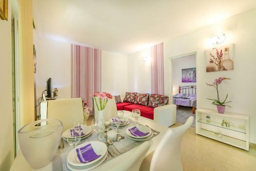 Charming House On The Beach And Deluxe Apartment