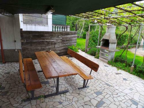Apartment In Tribalj 33528