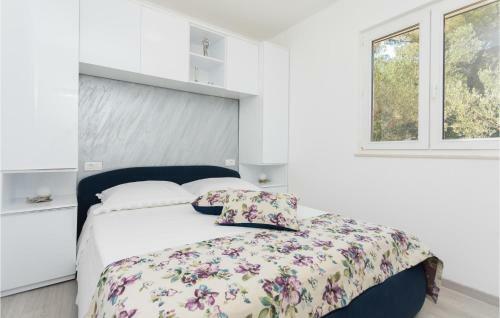 Three-bedroom Holiday Home In Sutivan