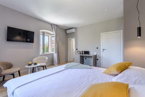 Hostal Dora Rooms And Studios