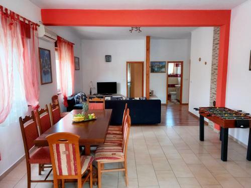 House Oliva, Sveti Kirin