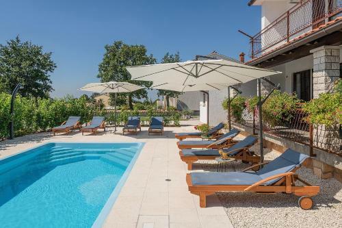 2 Apartments With Private Pool