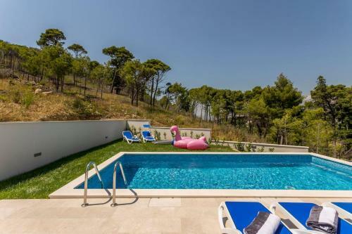 Luxe Villa With Pool, Jacuzzi, And Sauna