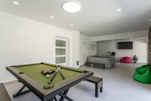 Luxe Villa With Pool, Jacuzzi, And Sauna