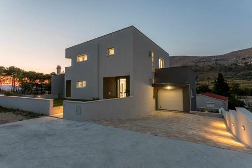 Luxe Villa With Pool, Jacuzzi, And Sauna