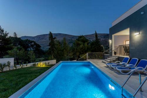 Luxe Villa With Pool, Jacuzzi, And Sauna