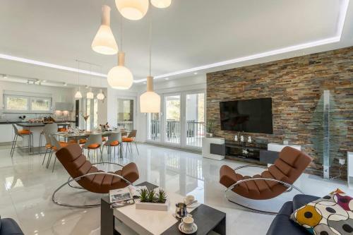 Luxe Villa With Pool, Jacuzzi, And Sauna
