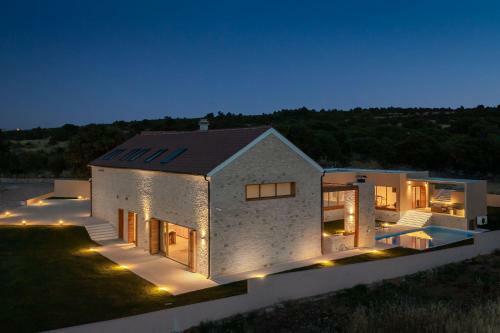 Luxury Villa Silence With Heated Pool