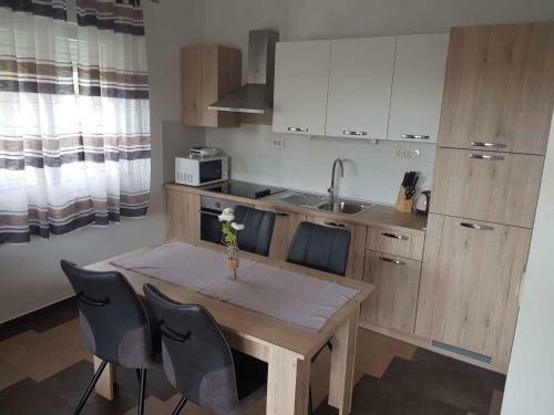 Apartment In Starigrad-paklenica 39522