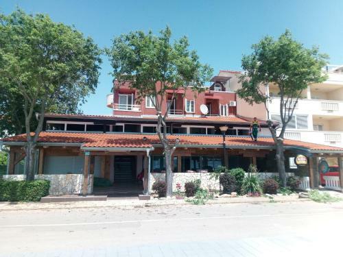 Hostal Blue Wave Apartments