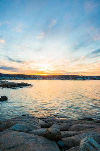Bearskin Neck Motor Lodge