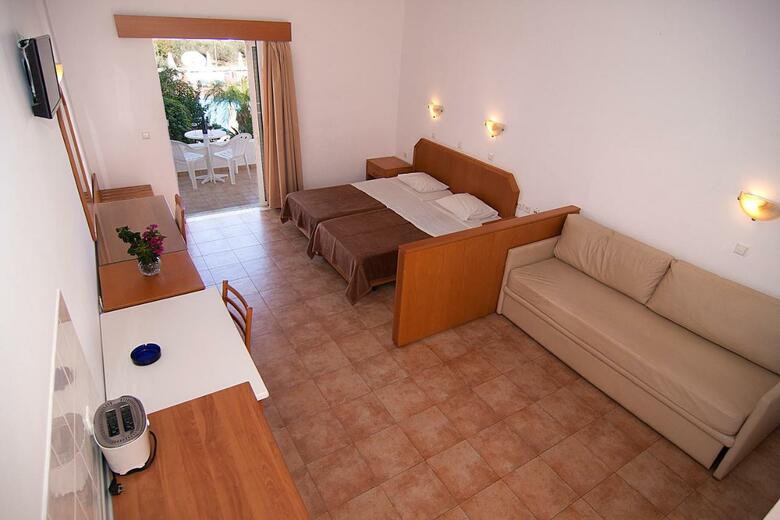 Lambis Studios & Apartments