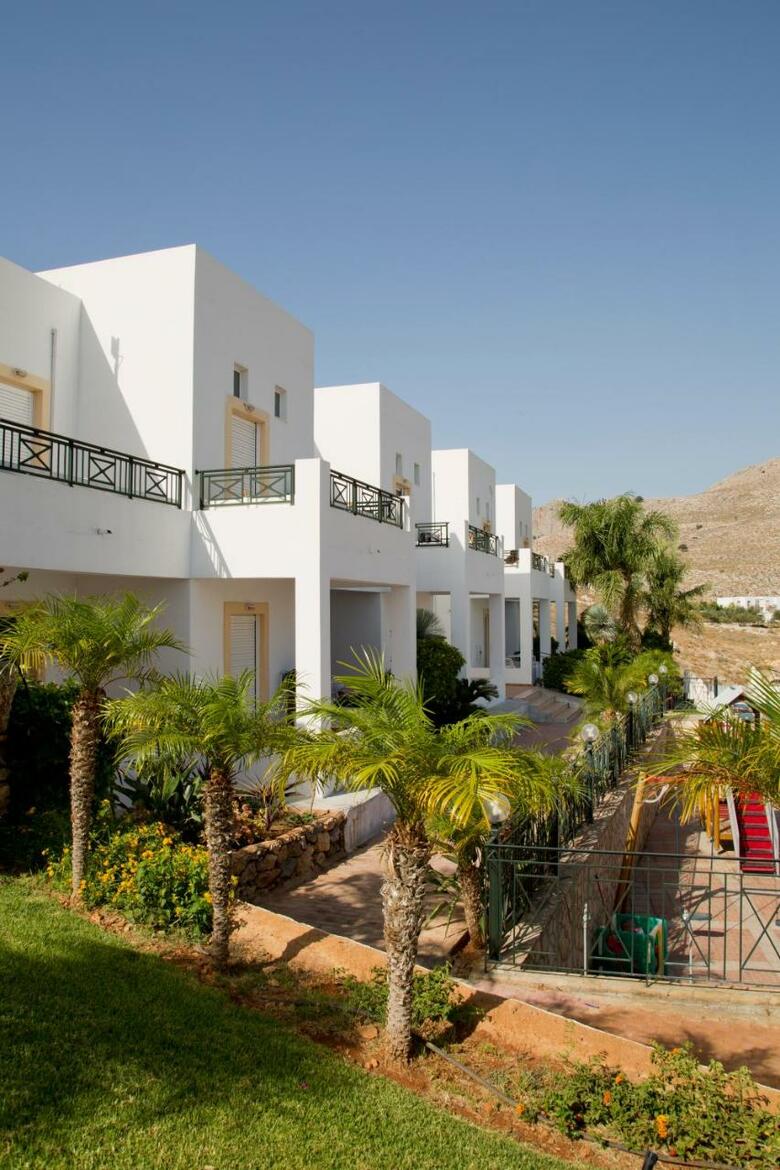 Lambis Studios & Apartments