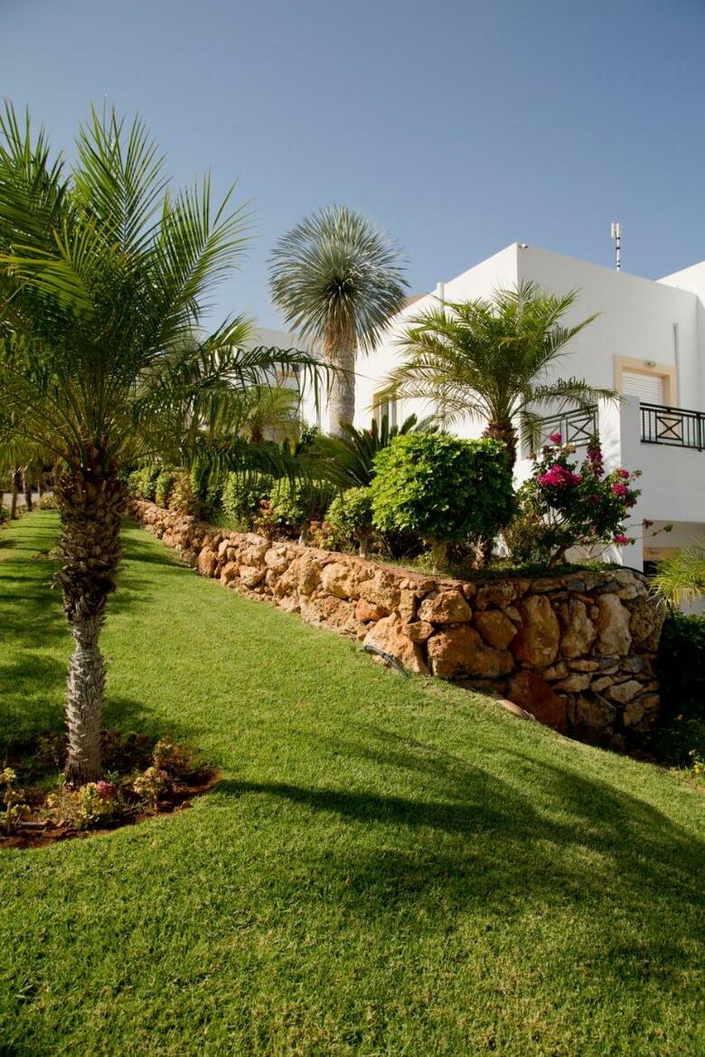 Lambis Studios & Apartments