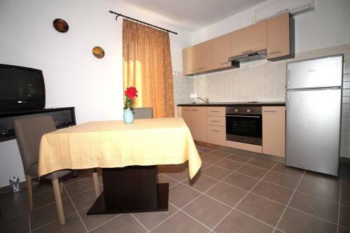 Apartamento In Tisno Near The Sea
