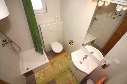 Apartamento In Tisno Near The Sea