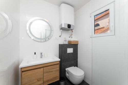 Two Flowers Luxury Apartment
