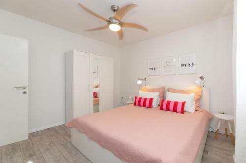 Two Flowers Luxury Apartment