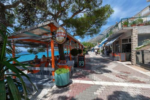 Beachfront Apartment Nives